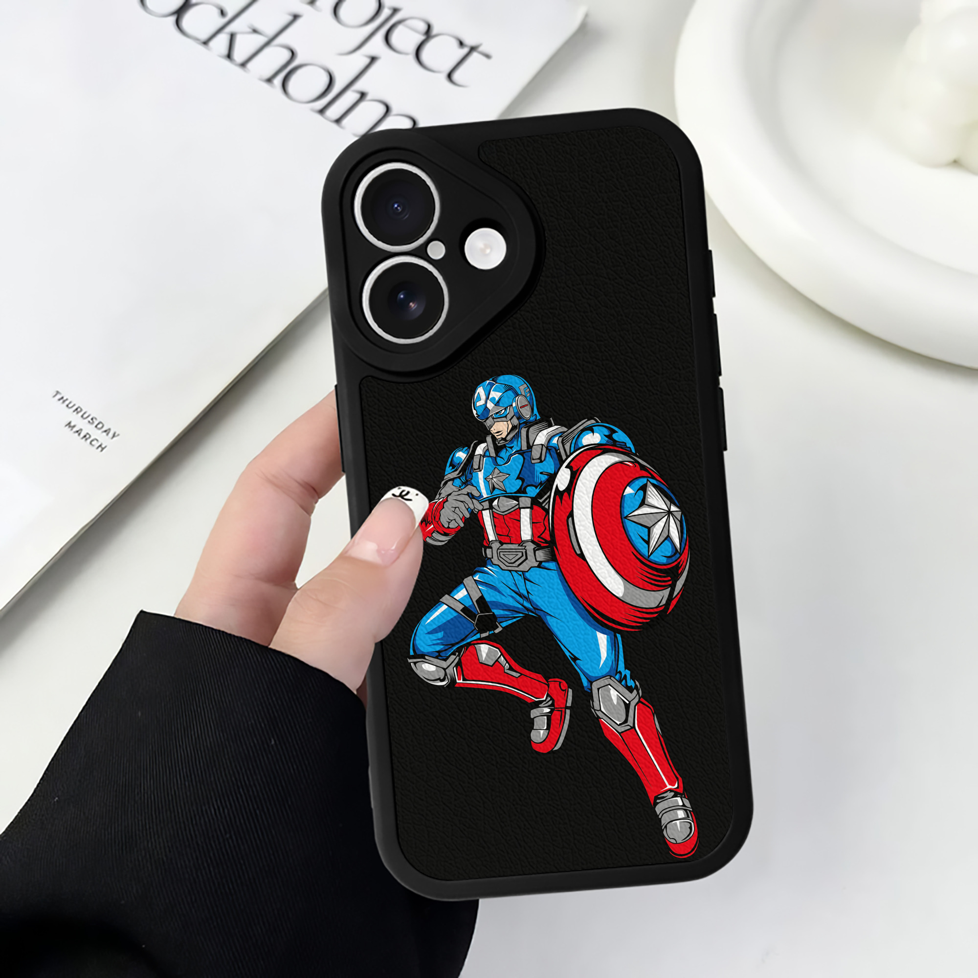 （画像用） アベンジャーズ The Avengers 【iPhone 16シリーズ対応】シリコンスマホケース（レザー調） 材質：シリコン